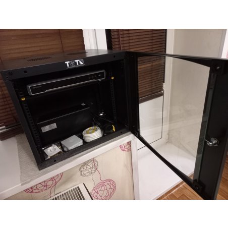 Шкаф настенный Lanmaster Next TWT-CBWNG-12U-6X4-BK 12U 550x450 мм пер. дв. стекл съемные бок. пан. 60 кг черный