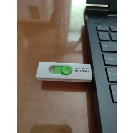 Флешка USB ADATA UV320 (AUV320-64G-RWHGN), 64Gb, USB 3.2 Gen1, R/W 100/30, белый/зеленый