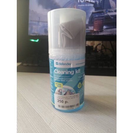 Чистящий спрей Defender для экранов / пластиковый флакон с пульверизатором 200 мл + микрофибра 20 х 20 см / Беларусь