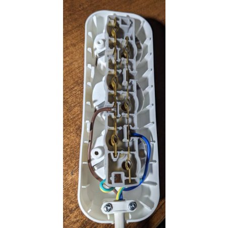 Удлинитель с заземлением Defender R330, 3роз х 7м - белый