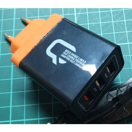 Сетевое зарядное устройство Qumo Quick Charge 3.0 3 USB (Charger 019), Quick charge 3.0, 3 USB, QC 3.0 + 2,1A, белый